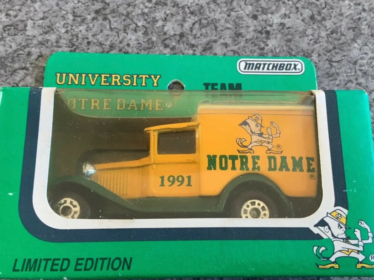 Billede 3 - Matchbox 1991 University of Notre Dame Ford Van