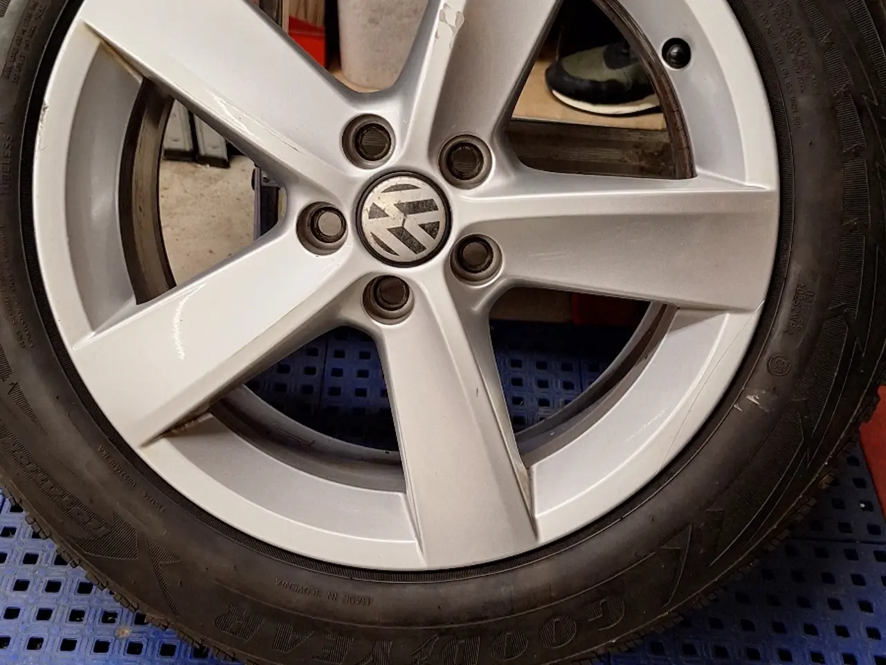 Billede 9 - Vinterdæk på alufælge. Fra 1500 tl 1800 kr.