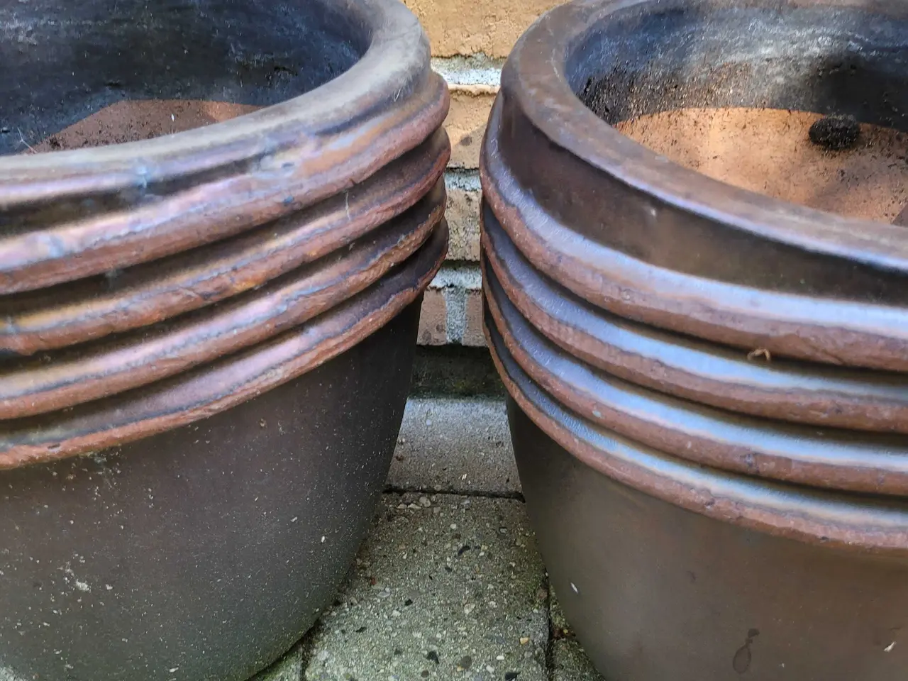 Billede 1 - 2 brune krukker med bronzefarvet kant