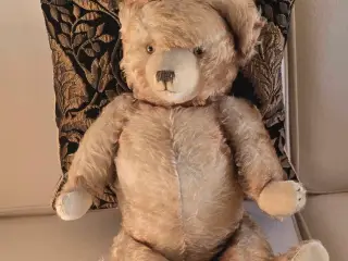 Meget gammel bamse der giver lyd fra sig