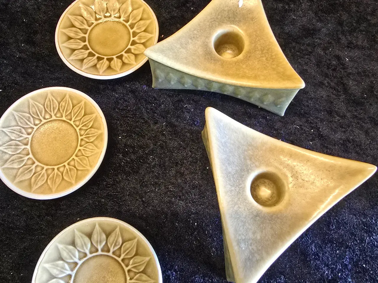 Billede 1 - RELIEF lysestager  og  3 små fade 