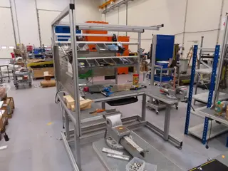 El. Hæve/sænke arbejdsbord HNC GROUP med div. værktøj