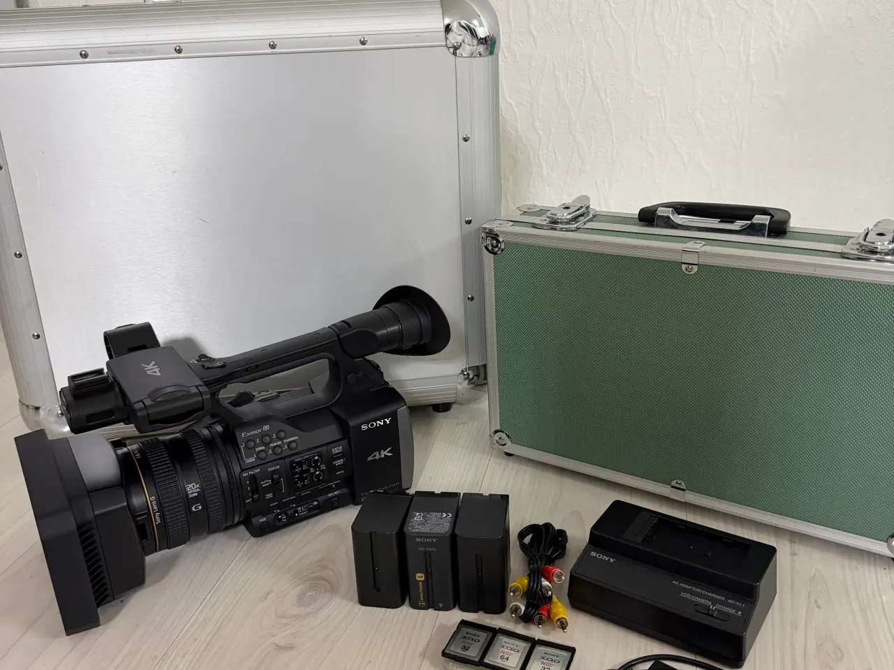 Billede 1 - Sony FDR-AX1 4K Camcorder – Kun 51 timer – Komplet