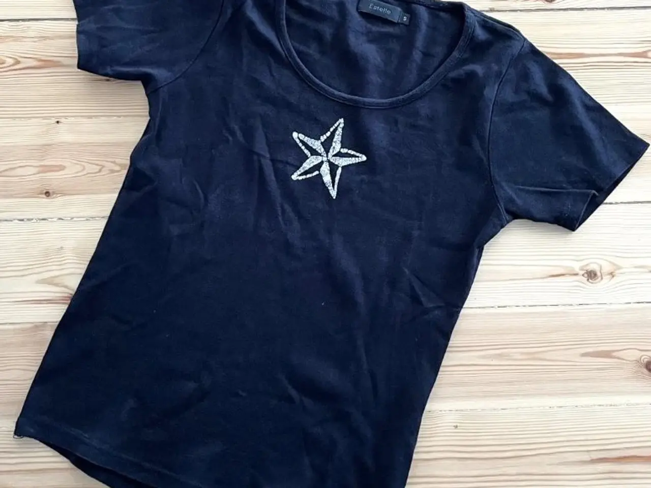 Billede 1 - T-shirt redesignet med sølv-glitter-stjerne