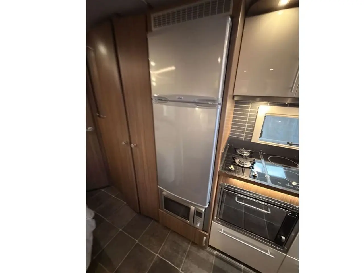Billede 7 - 2019 - Polar Customized 620 CTVX   Polar campingvogn med køjer til salg - Markedets Bedste Vintervogn