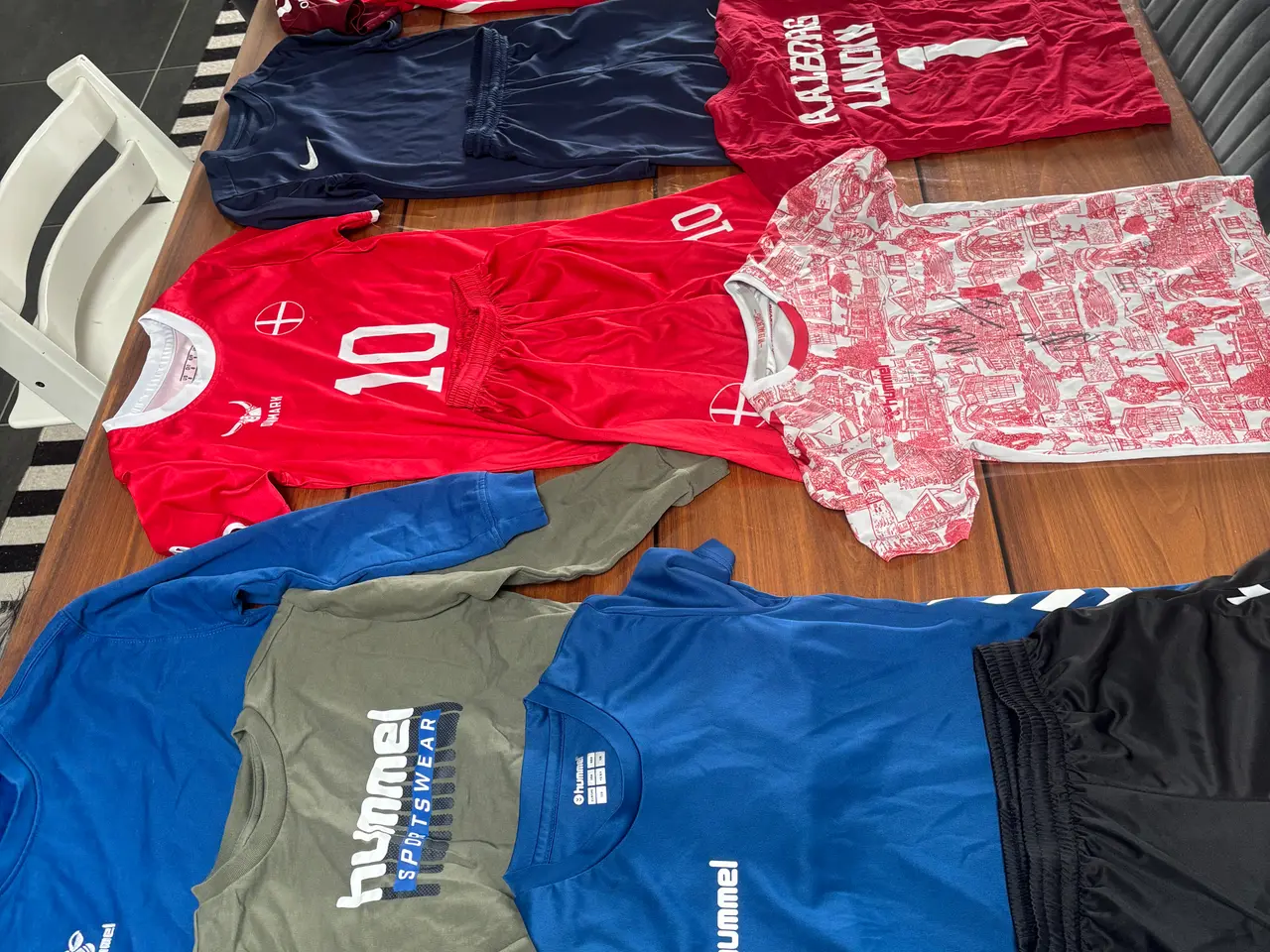 Billede 8 - Tøjpakke str 128 (primært sportstøj)