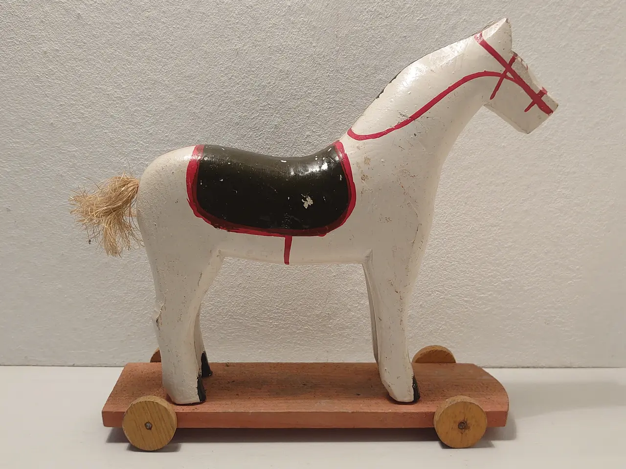 Billede 2 - Fængselslegetøj: Stor træhest L 21,5cm, H 22,5cm.