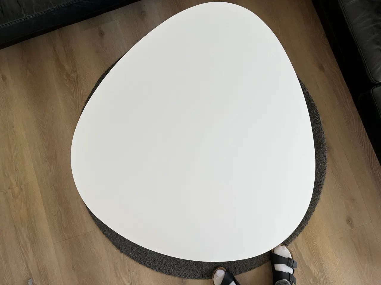 Billede 4 - Sofabord i massiv hvid laminat med sort kant.
