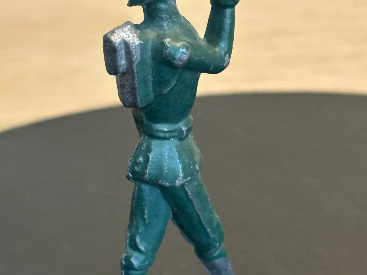Billede 6 - To ældre soldatfigurer af tin sælges.
