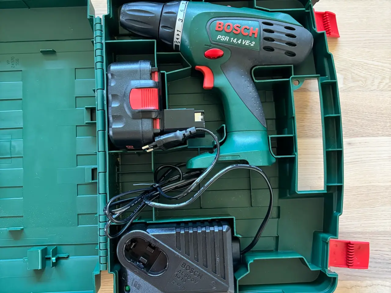 Billede 2 - Bosch PSR 14,4 VE-2 akku boremaskine i grøn plastk