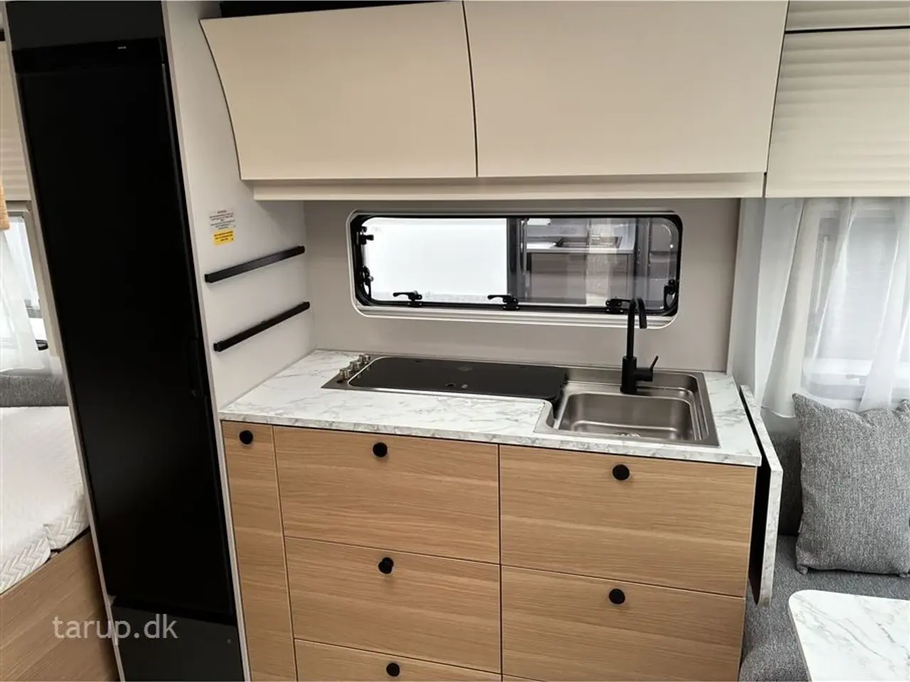 Billede 13 - 2026 - Adria Adora 522 UP Dobbeltsengsvogn, rundsiddegruppe, el-gulv-varme, stort 142L KOMPRESSOR køleskab, TV-holder, stabilisator, Adria Smartbox, glasfibertag