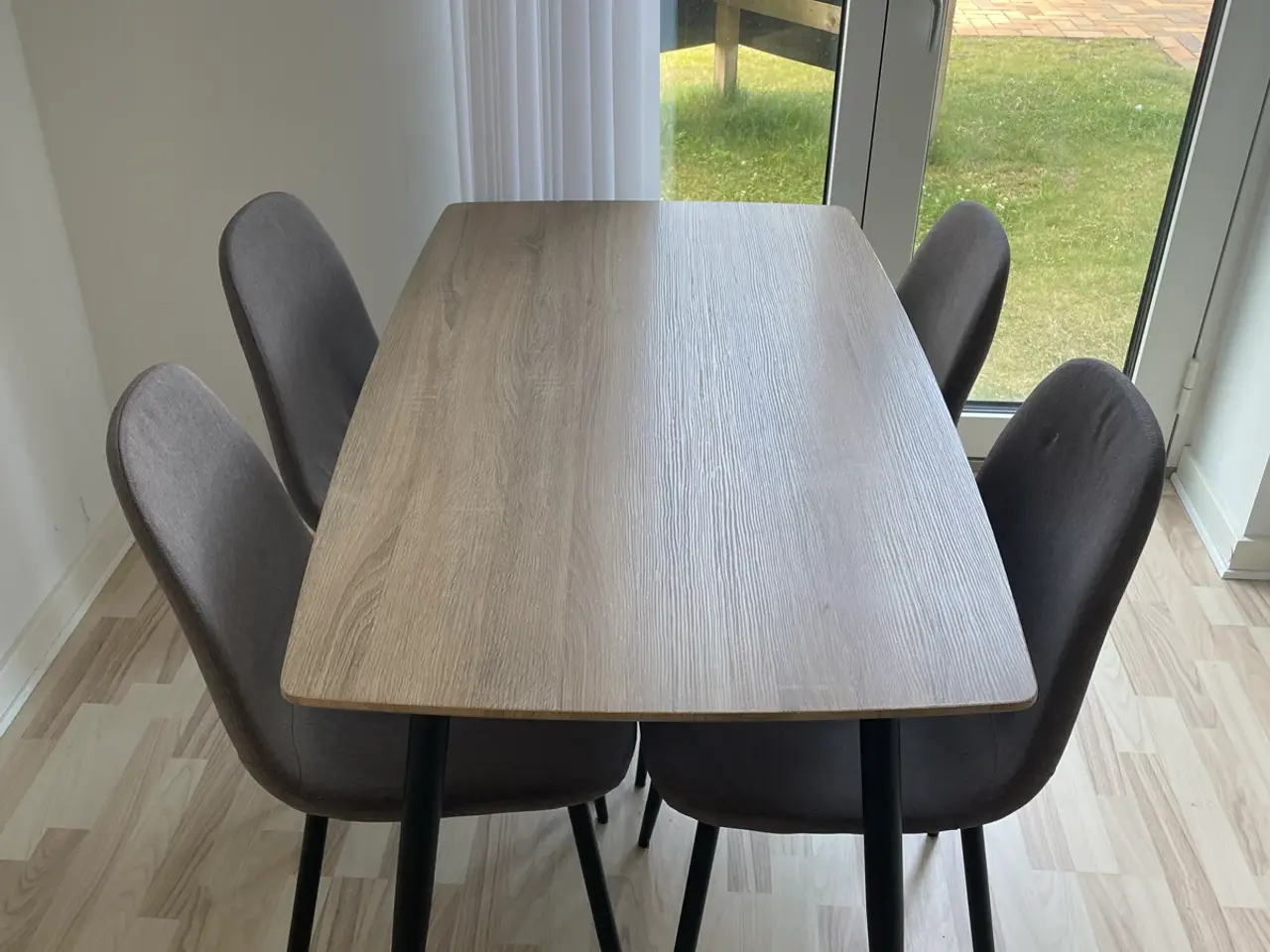 Billede 1 - Spisebord og stole