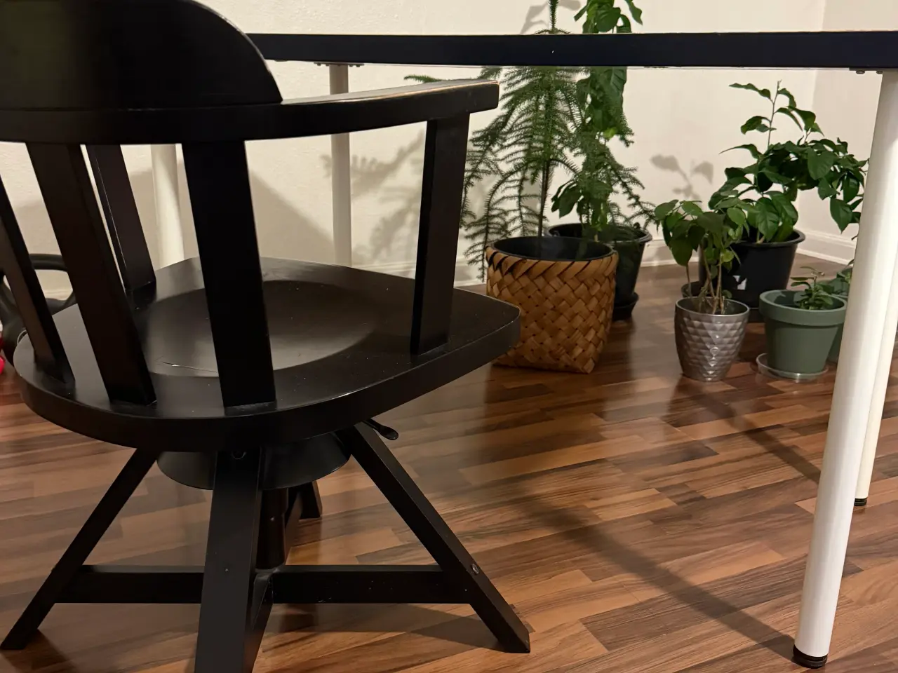 Billede 1 - Skrivebord  med stol 200 kr for stol og 100 bord 