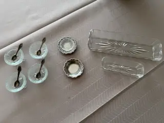 Glas skåle og saltkar med små skeer