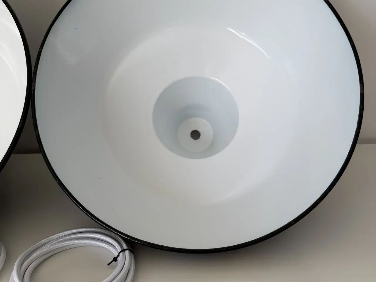 Billede 9 - Store Louis Poulsen værksteds pendeller i sort.