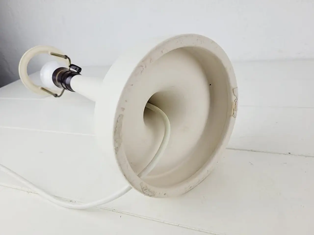 Billede 3 - ⭐️ Retro Hvid Keramisk Bordlampe: Tidsløs Skønhed 