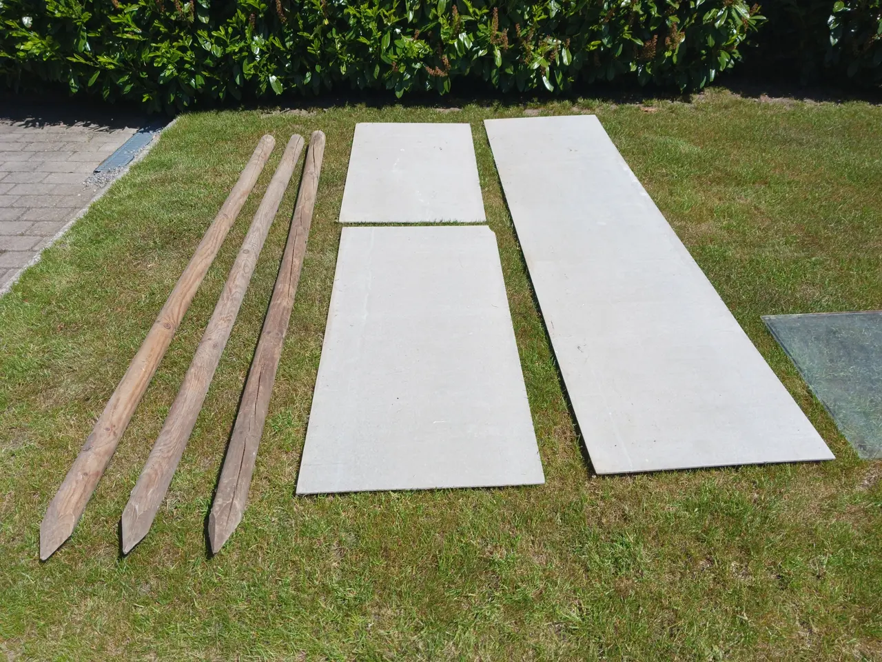Billede 1 - Runde stolper, fibercementplader, drivhusglas