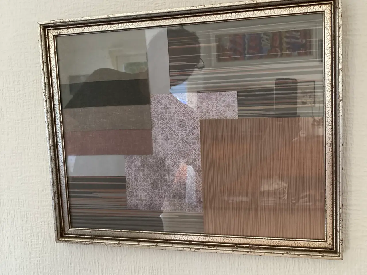 Billede 2 - Indrammet stofcollage købt på bornholm