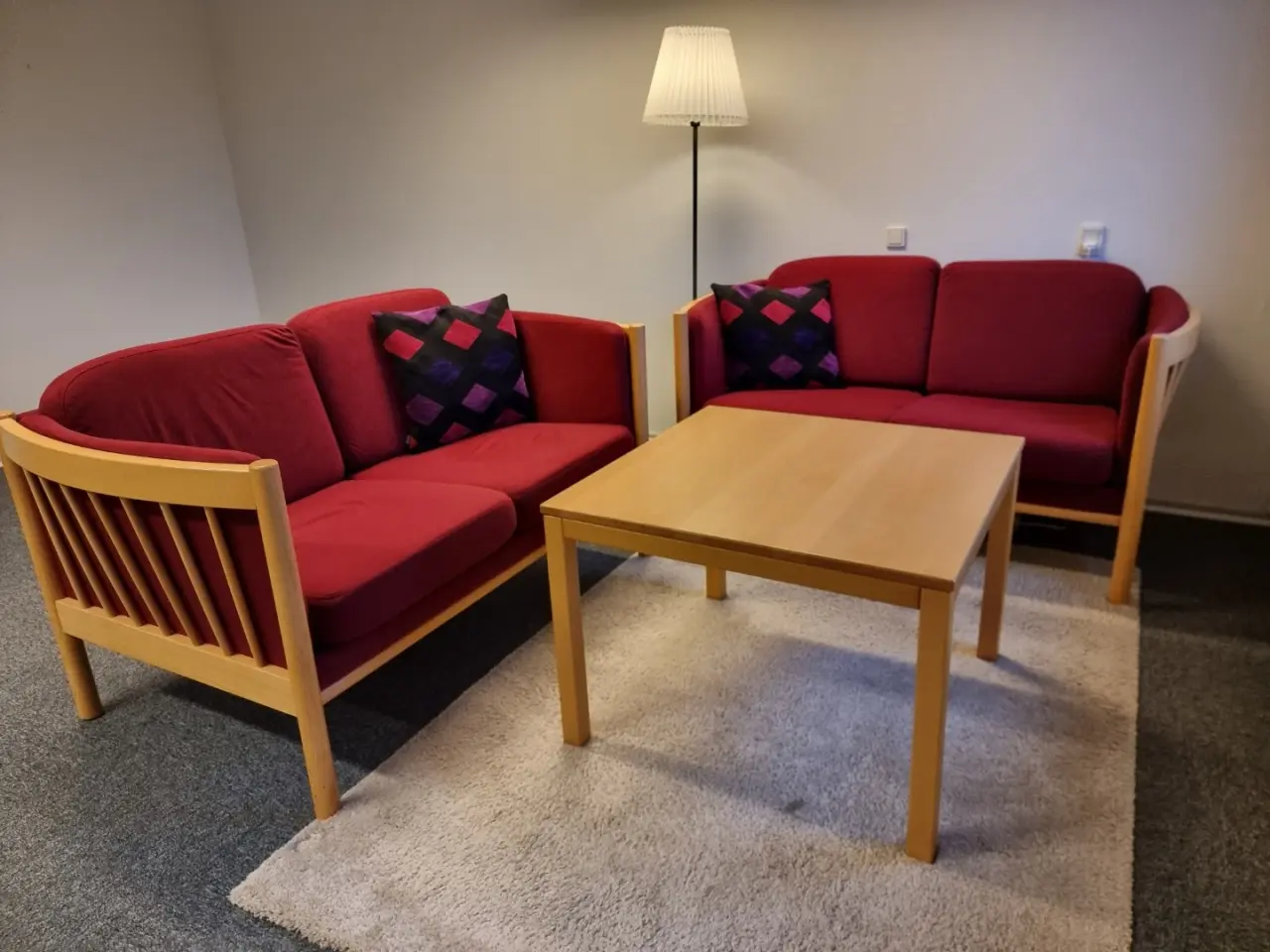 Billede 1 - To topersoners sofaer med bord