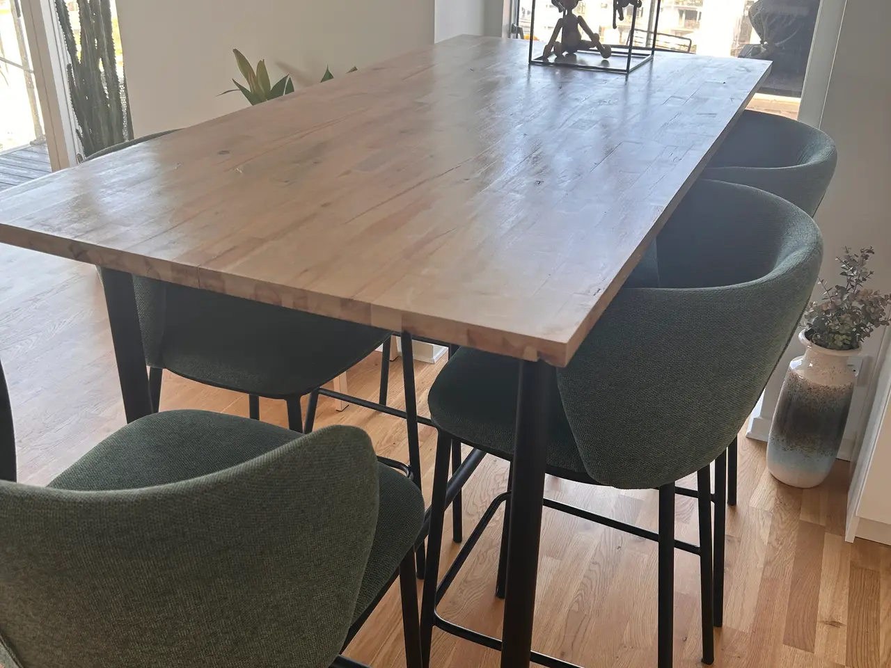 Billede 1 - Spisebord -bar med barstole