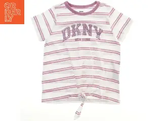 Helt ny. T-shirt med striber og logo fra DKNY (str. 152)