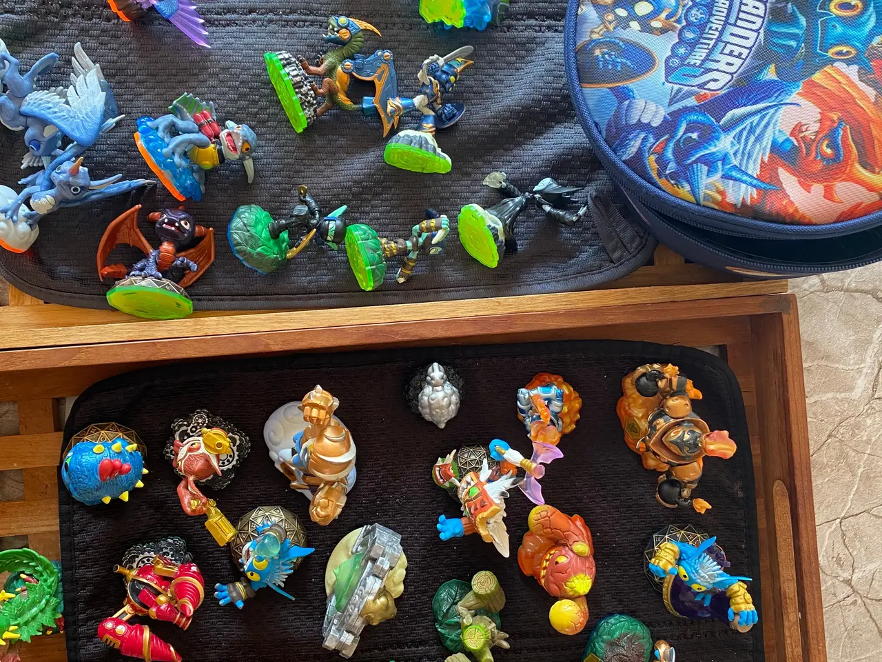 Billede 1 - Skylanders og rund taske og 1 mønt