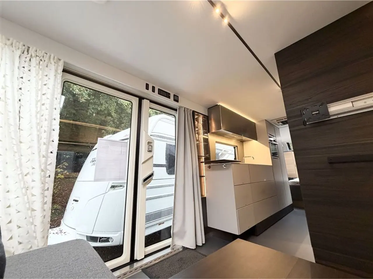 Billede 13 - 2022 - Adria Astella 754 DP Queensbed-Alde-Gulvvarme-El Thule markise