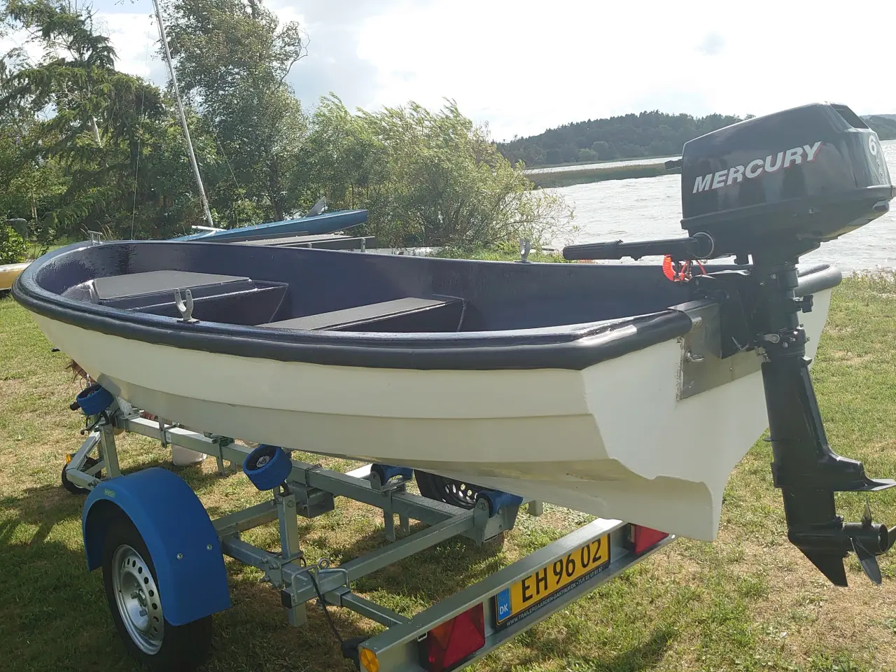 Billede 2 - Jolle med motor og trailer- synkefri