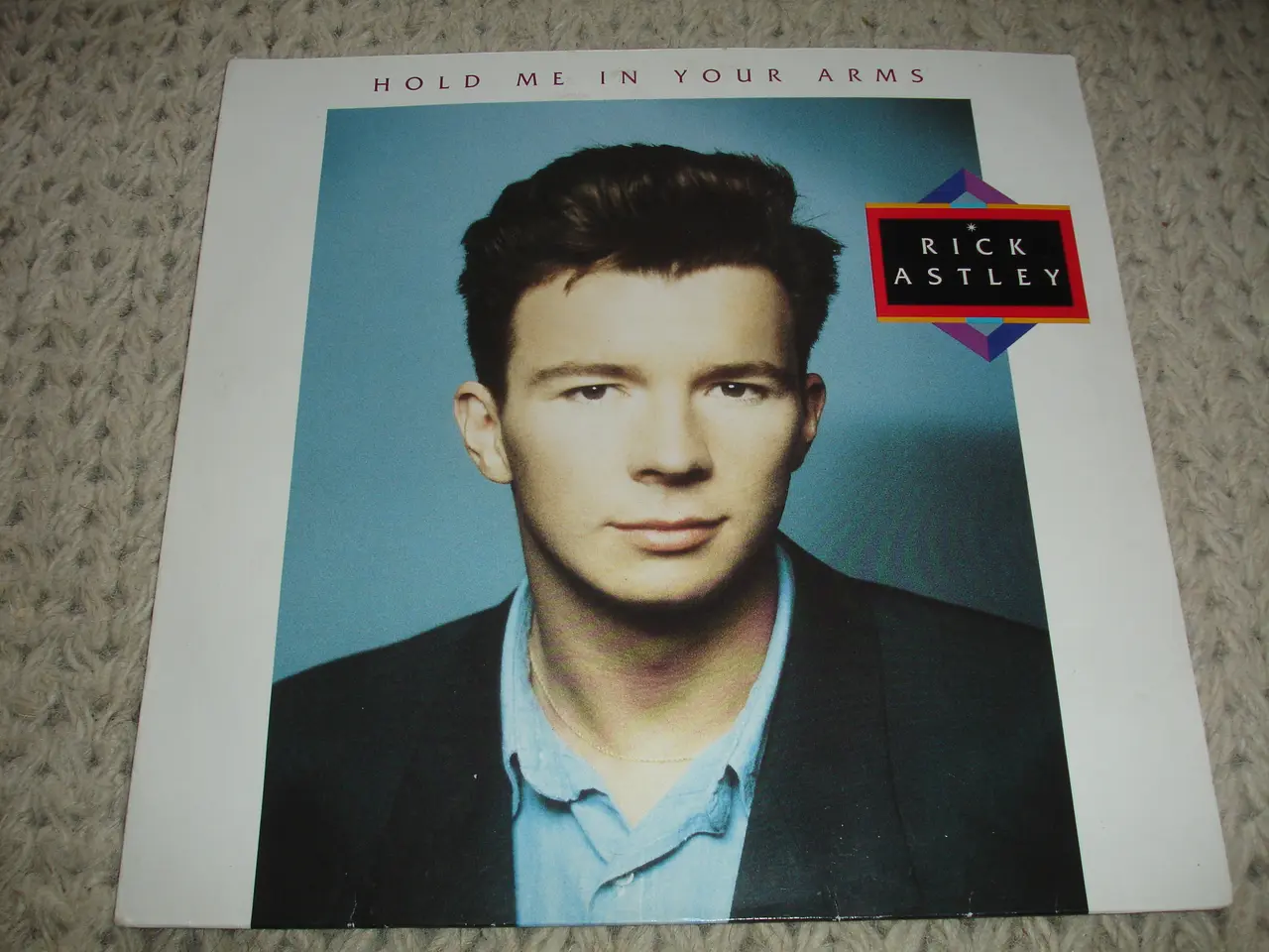 Billede 2 - (Sender gerne) Rick Astley – Hold Me In Your Arms