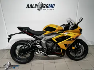 Triumph Daytona 660 Cosmic Yellow / Sapphire Black