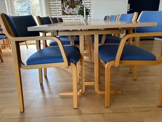 28 borde med designerstole i bøg - sælges som sæt
