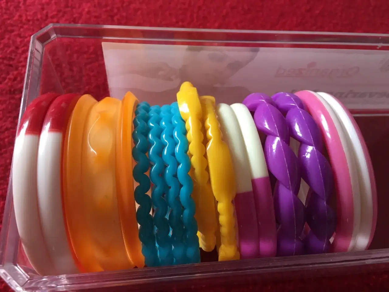 Billede 3 - Diverse armbånd i farverig plast