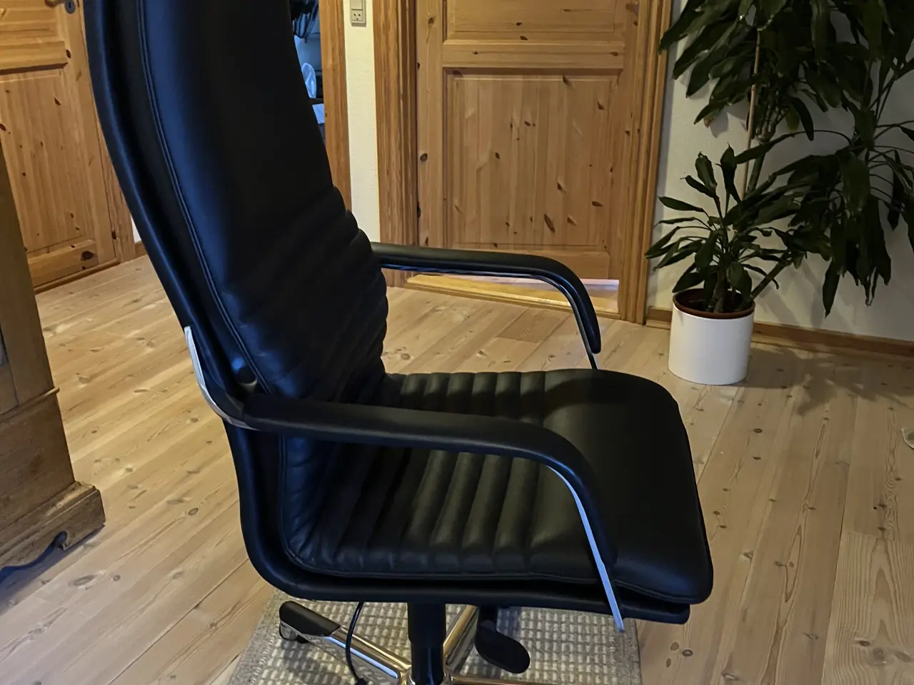 Billede 4 - Flot kontorstol. Model BERG MB 86 med luftpude. 