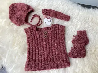 Håndstrikket sæt: Top / bluse, hue, hårbånd og fut