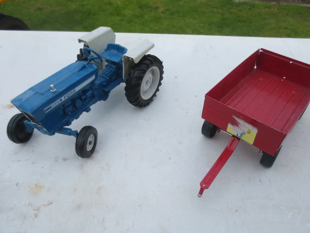 Billede 1 - 1 stk Modeltraktor    Ford 4600 og 4 hjulet vogn  