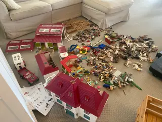 Schleich heste med stald, hus, ridebane, dyrlæge 
