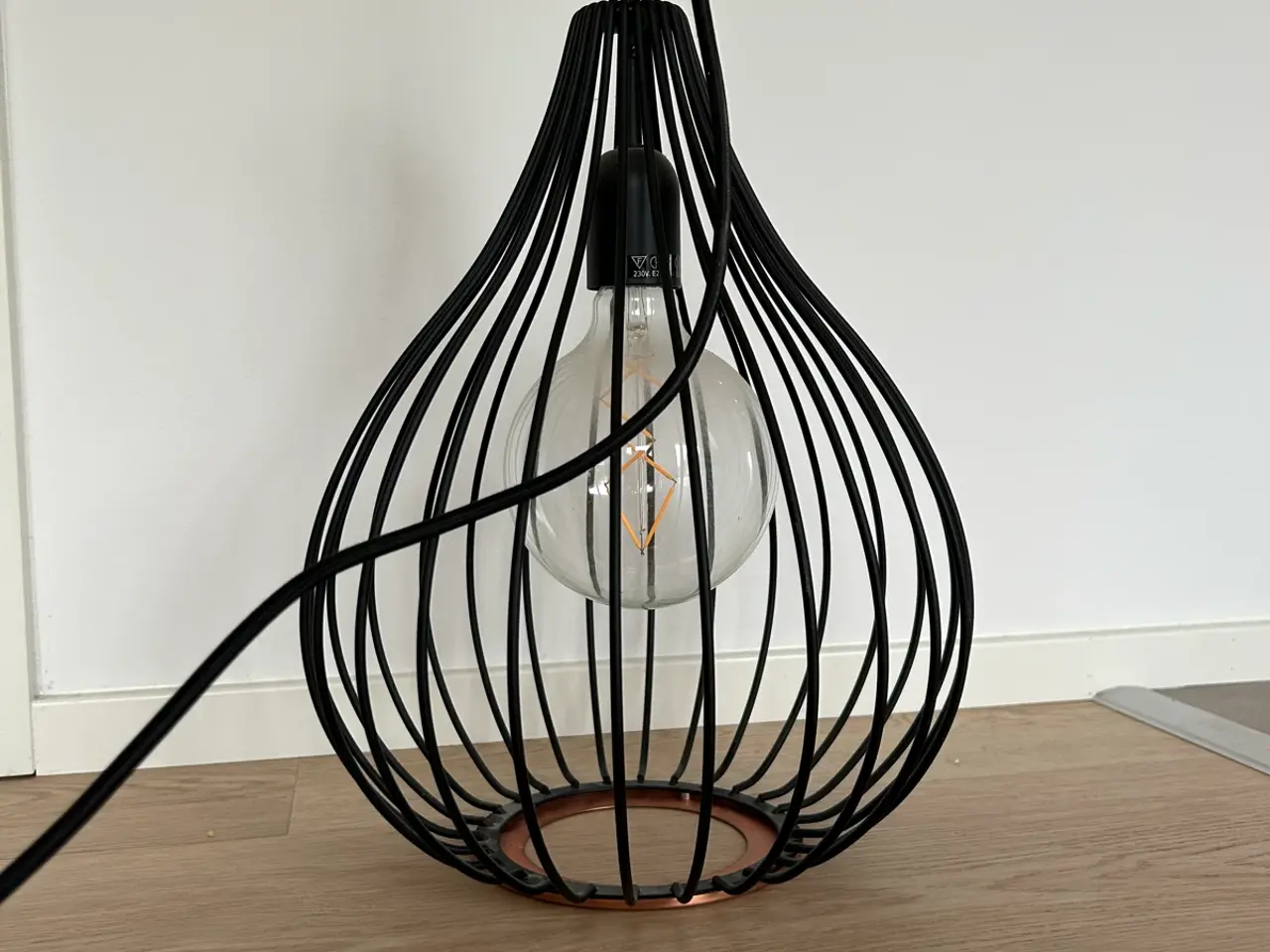 Billede 3 - Loftlampe sort matmetal med pære