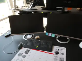 2 stk. Computerskærme ASUS MX279, tastatur, mus, webcam, dockingstation