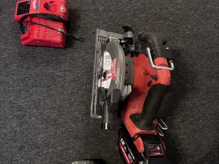 Milwaukee M18 FUEL rundsav med batterier og lader