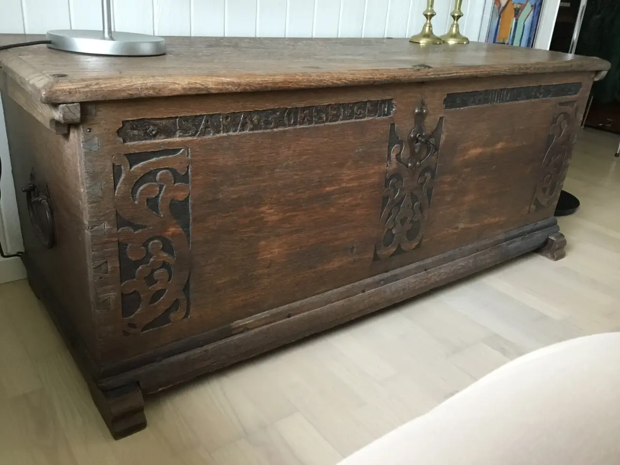 Billede 1 - Antik kiste fra 1759 i egetræ med flad låg.