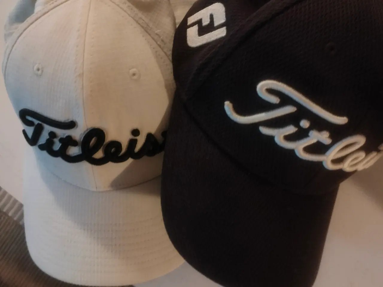 Billede 1 - 2 x Titleist caps. 1 hvid og 1 sort