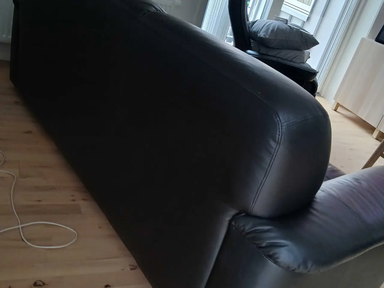 Billede 2 - Sofa i læder med tilhørende puf