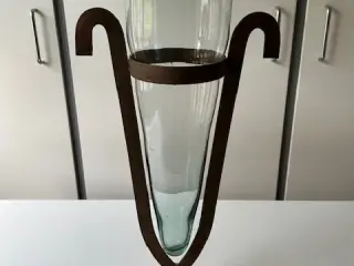 Glasvase på metalfod