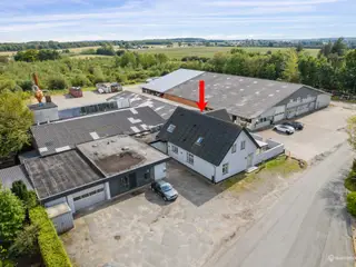 Ejendom med erhverv og boliger tæt på motorvej