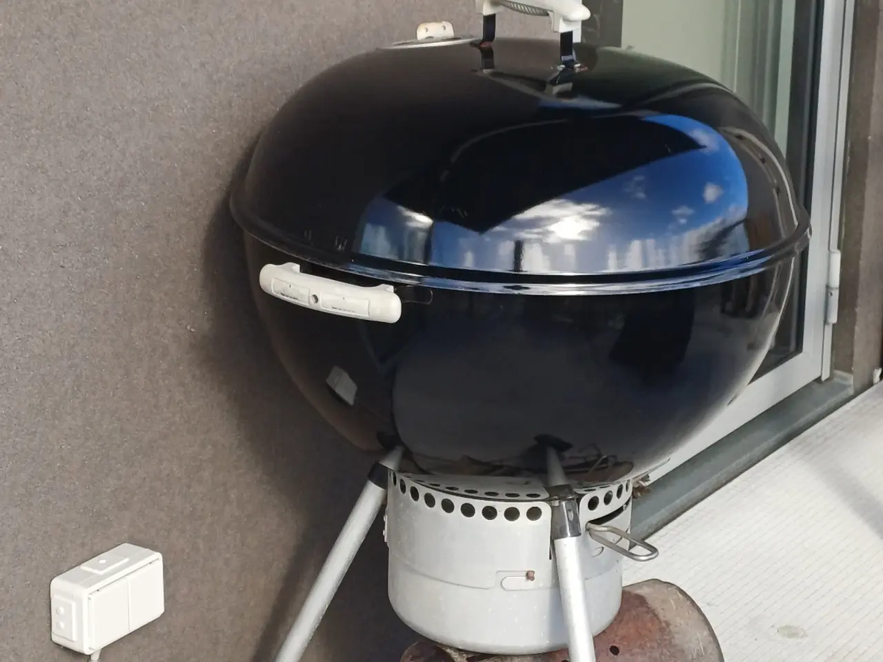 Billede 1 - Weber grill med Weber kover og slidt grillstarter.