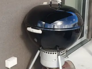 Weber grill med Weber kover og slidt grillstarter.