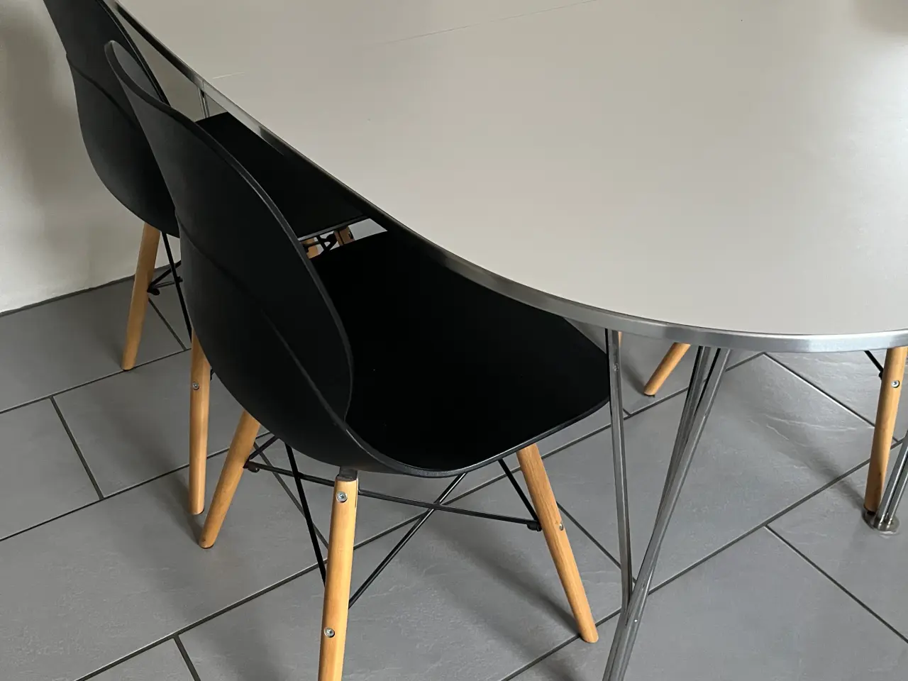 Billede 1 - Hvidt laminat bord