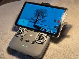 DJI Neo 1 med 8 tommer skærm, 5 batterier og taske