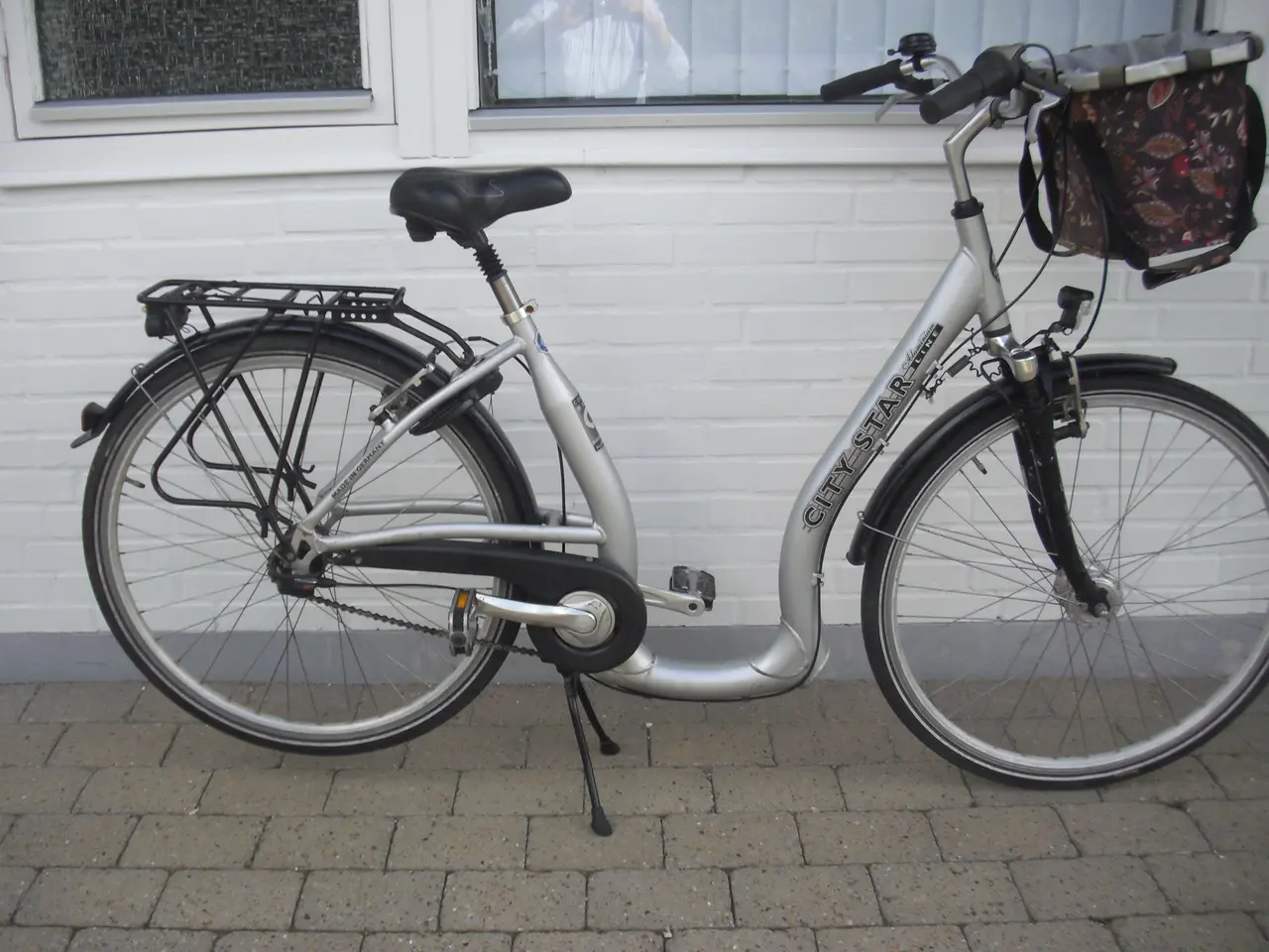 Billede 1 - Velholdt cykel med meget lav indstigning.