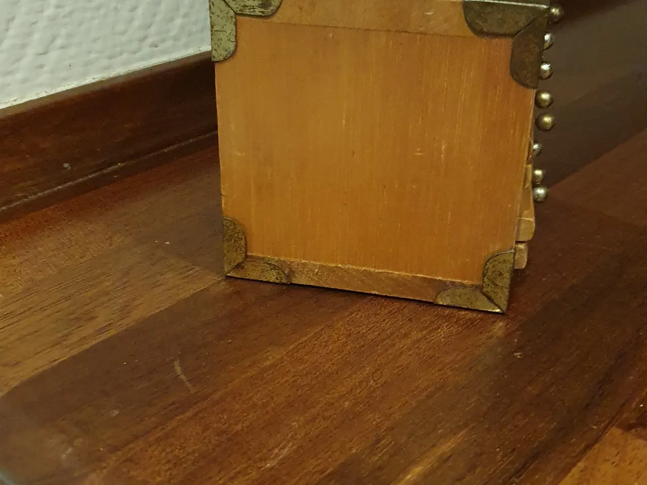 Billede 5 - Vintage glasbrikker I træ m. Træreol